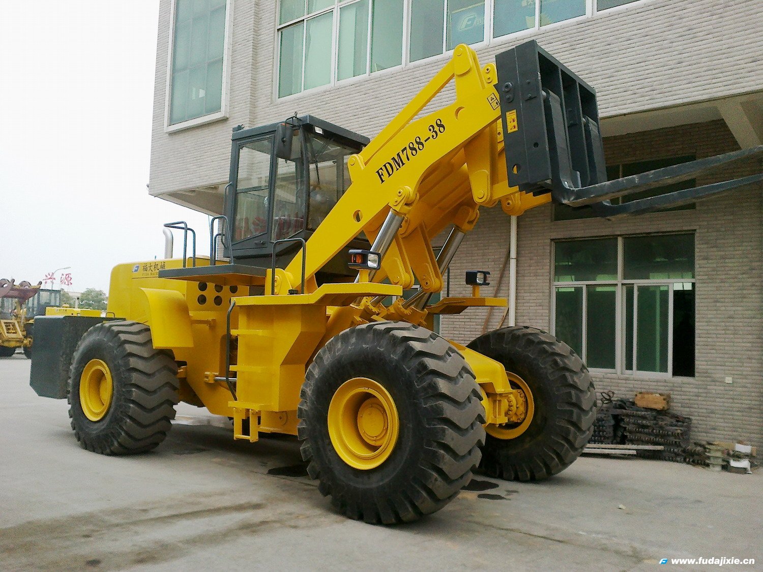 易游网页版38吨叉装车亮相2012年厦门石材展