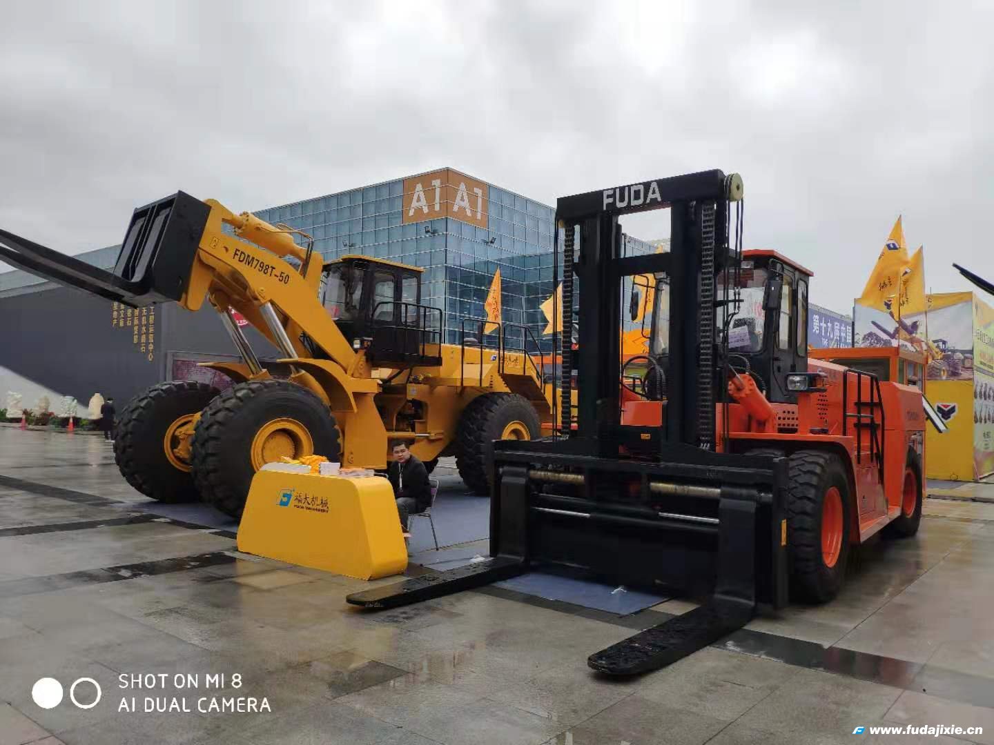 易游网页版50吨叉装车亮相2019年厦门石材展